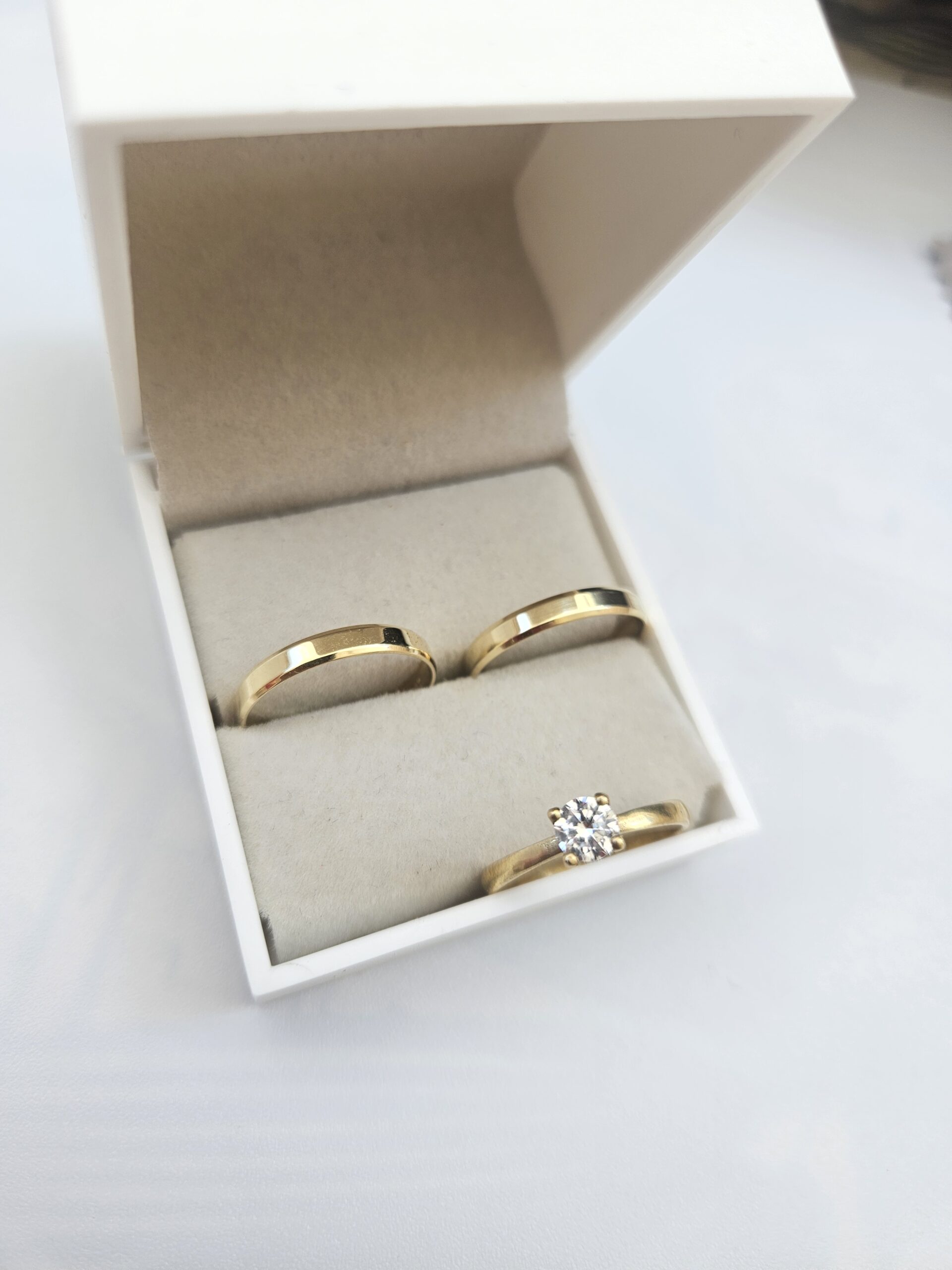 Par de Alianças de Ouro Chanfradas 3mm com Anel - Imagem 4