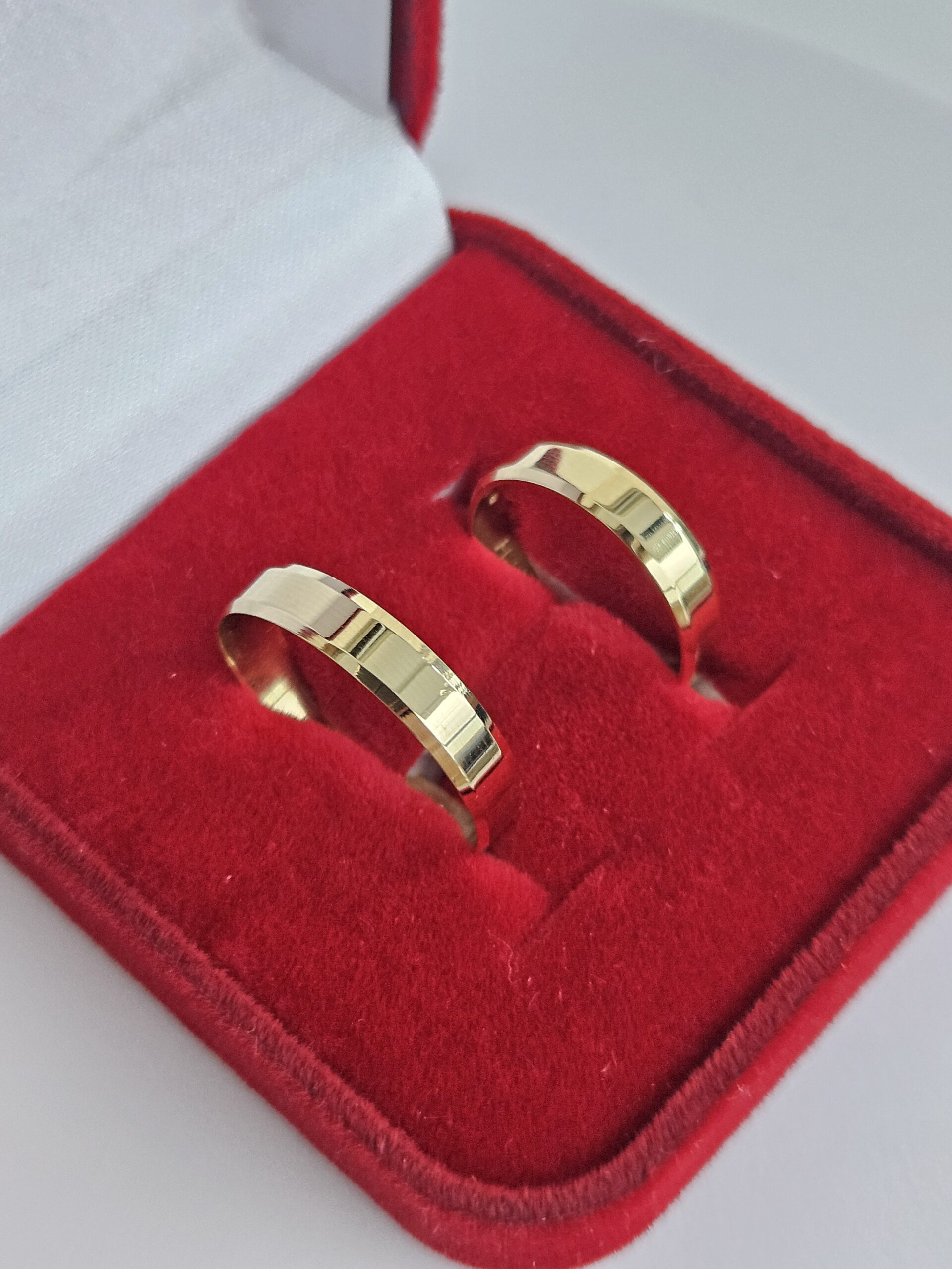Par de Alianças de Ouro Chanfradas 4mm com Anel - Imagem 7
