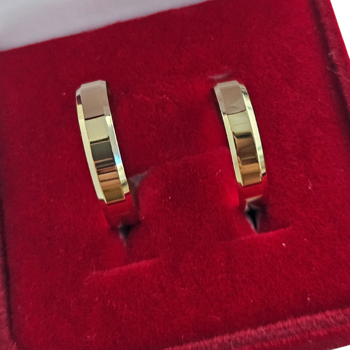 Par de Alianças de Ouro Chanfradas 4mm com Anel - Imagem 2