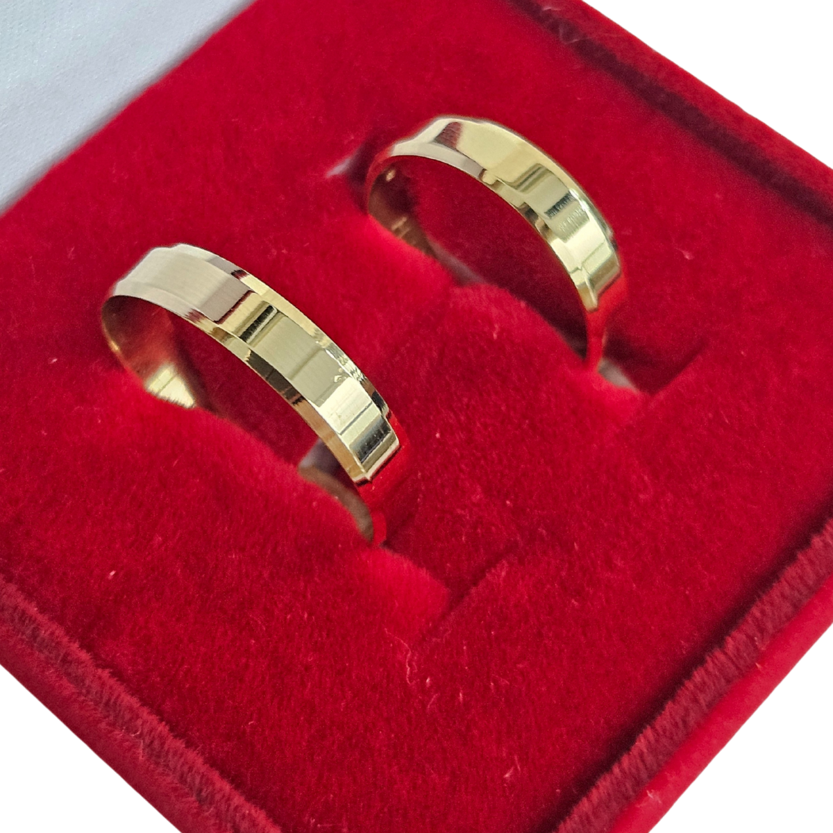 Par de Alianças de Ouro Chanfradas 4mm com Anel - Imagem 3