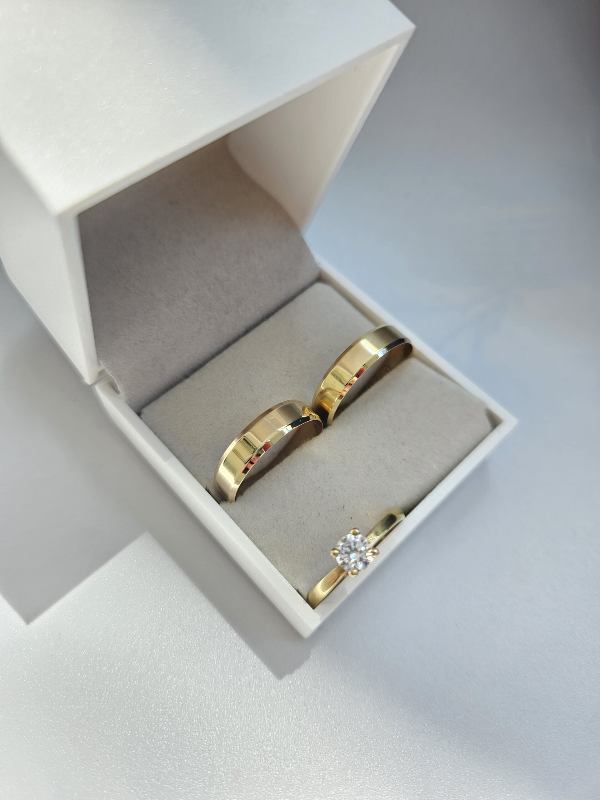 Par de Alianças de Ouro Chanfradas 5mm com Anel - Imagem 2