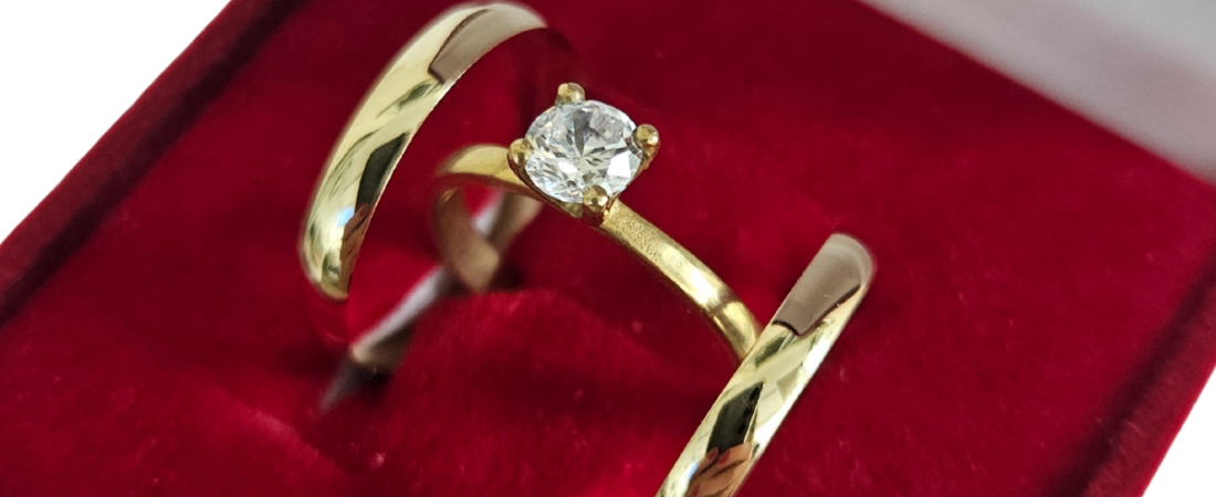 Aliança boleada de 3 mm em ouro acompanhada de anel.