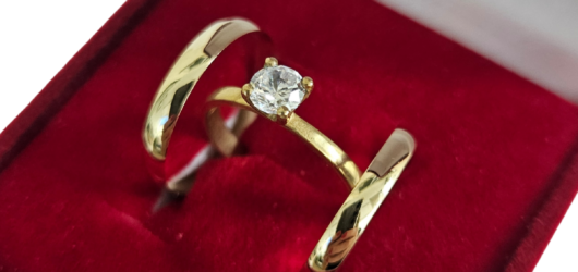 Aliança boleada de 3 mm em ouro acompanhada de anel.